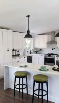 Shaker style door
Flat style top drawer Seattle White Shaker Cabinets A014